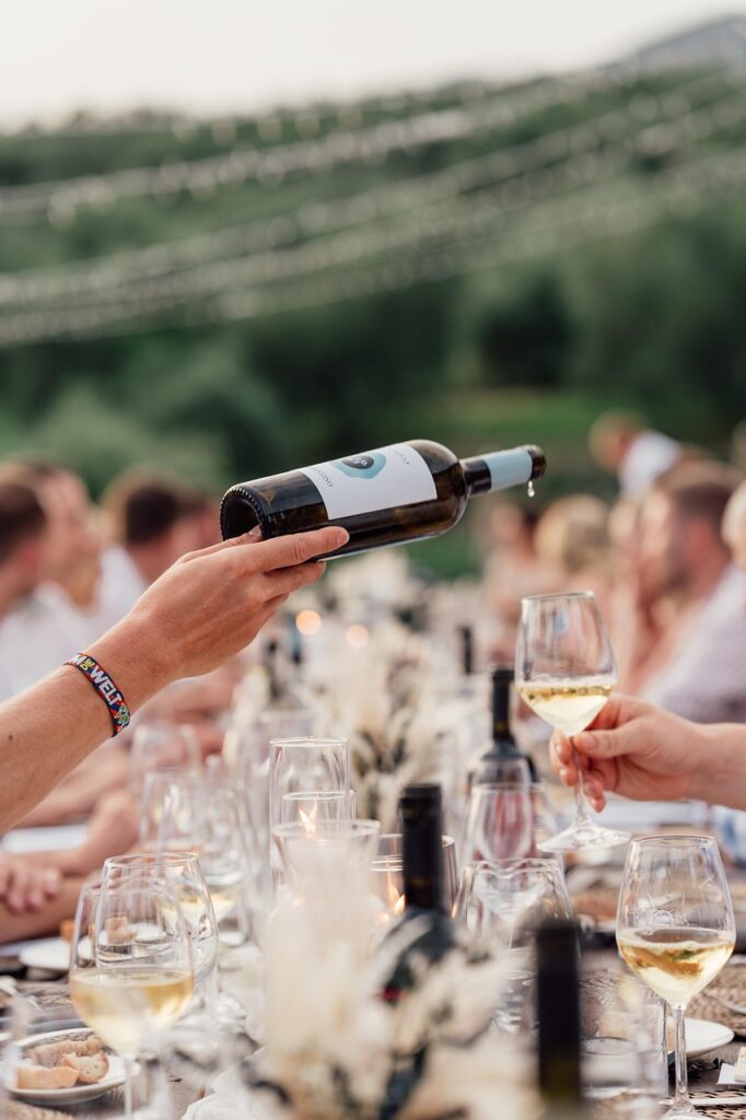 découvrez une expérience unique autour du vin : dégustations, visites de domaines, accords mets et vins, ateliers œnologiques et conseils d'experts pour explorer toutes les saveurs et secrets du monde viticole.
